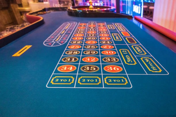 seniortoto platform interface showing slot games, live dealer tables, and sportsbook markets